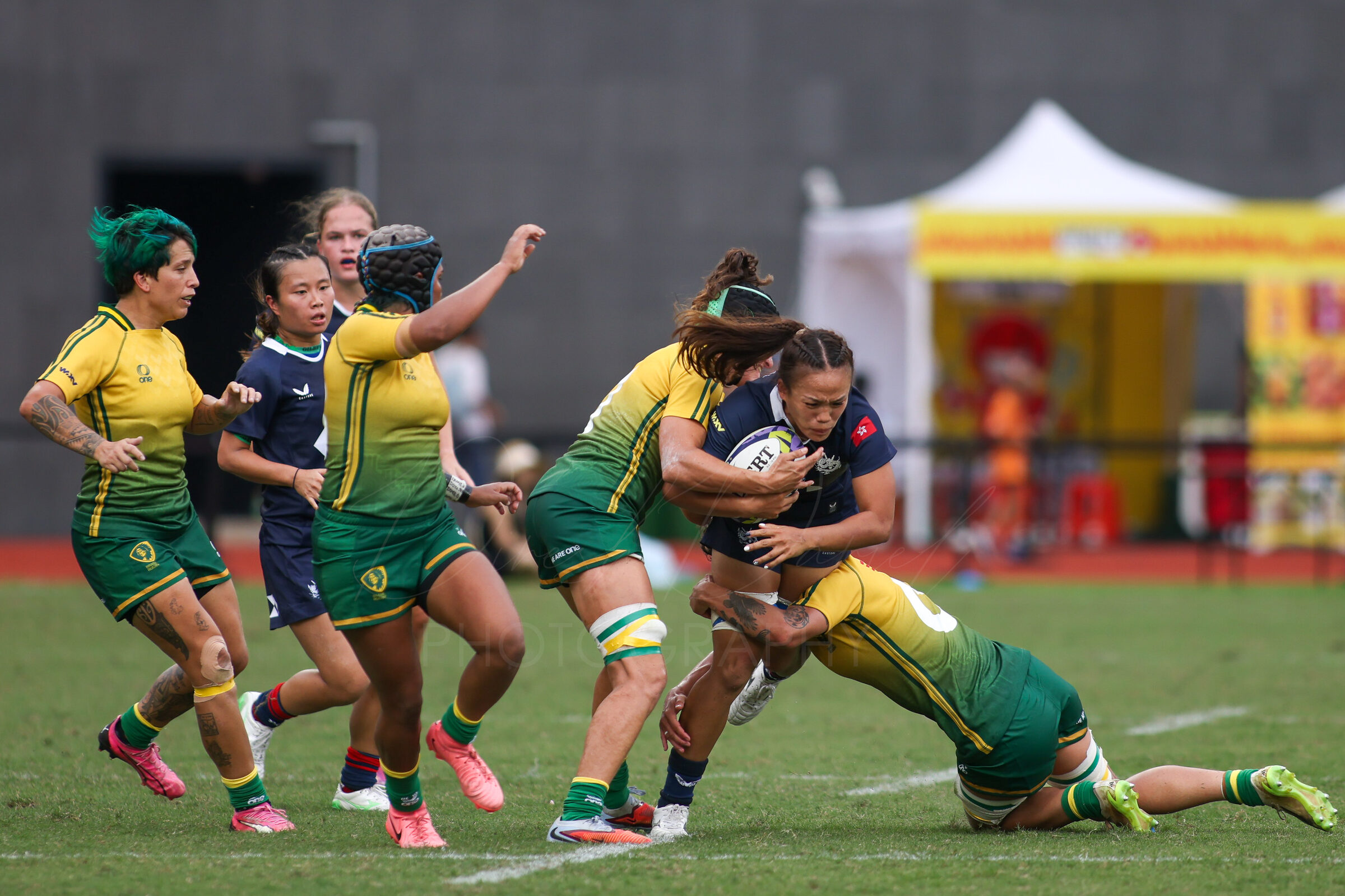 Hong Kong carrier brought down by two defenders